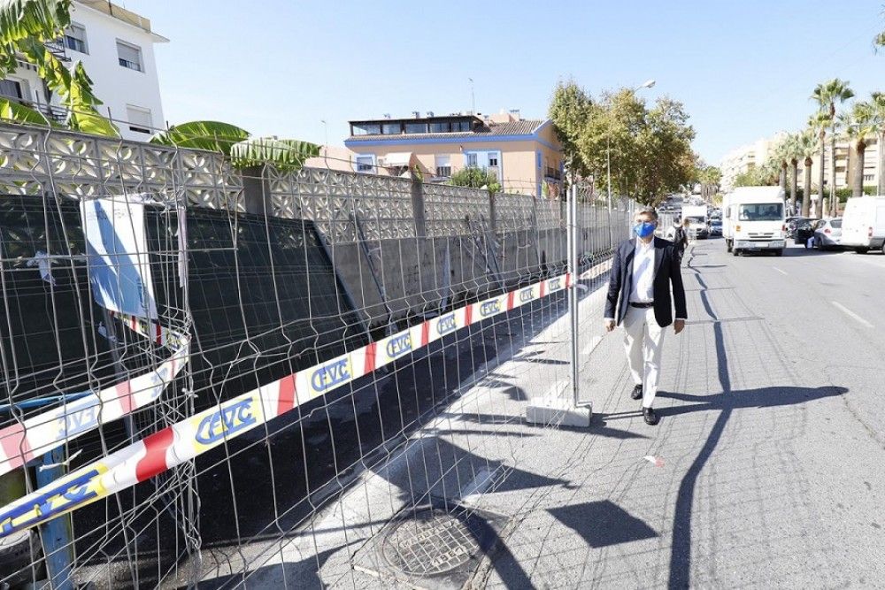 Trabajos para crear aceras y reordenar el aparcamiento en la avenida Vega del Mar de San Pedro Alcántara