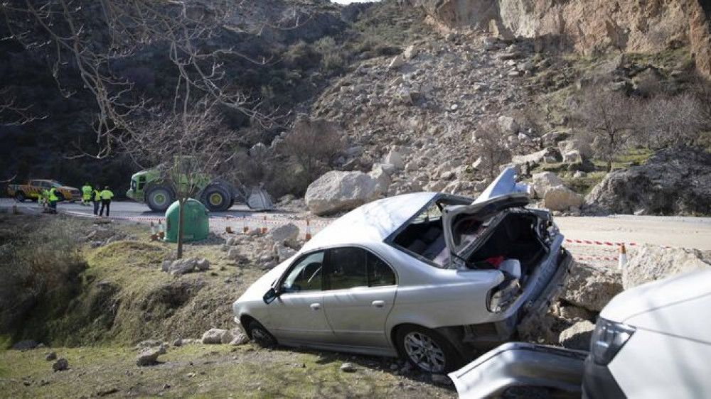 Continúa cortada la carretera a Sierra Nevada (A-395) por el desprendimiento de ayer