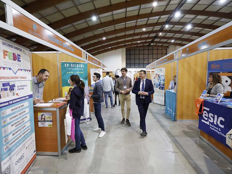 Más de 130 empresas e instituciones ofertaron ayer su programa formativo en el Palacio de Congresos durante la segunda jornada de la Feria de Empleo