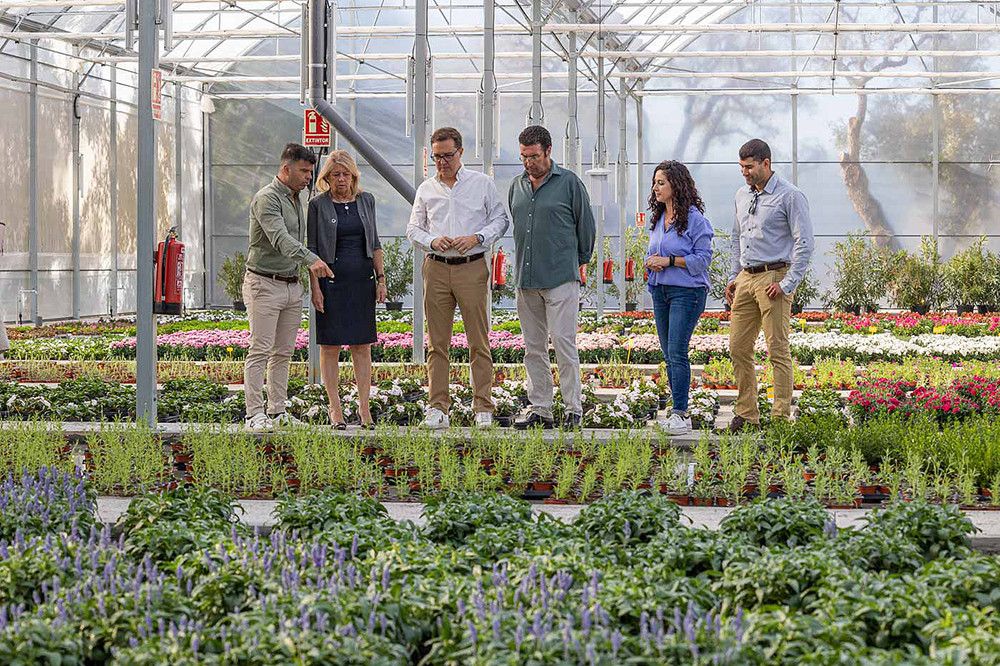 La alcaldesa destaca “la apuesta por la innovación, la sostenibilidad y el ahorro de costes” del vivero municipal de Las Chapas, que ya está en funcionamiento y producirá 600.000 plantas al año