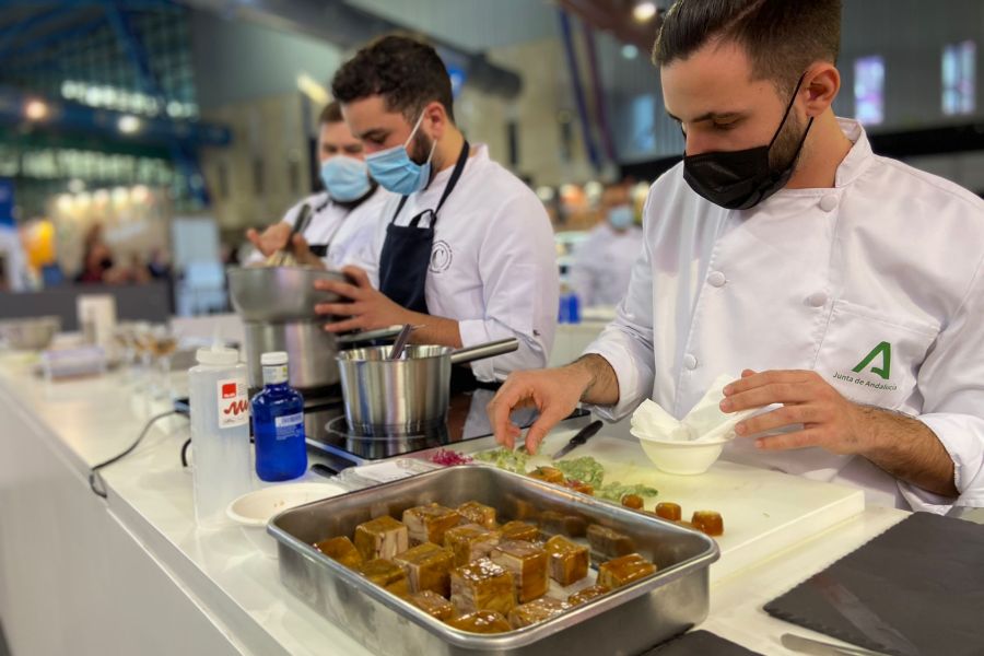 Antonio García y Cristian Ponce, de la escuela de hostelería CESHMA, ganadores del VIII Concurso Joven Chef Sabor a Málaga