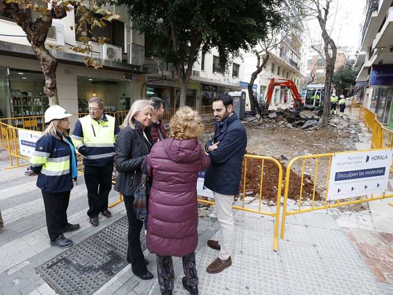 El Ayuntamiento impulsa la reforma de la calle Sierra Blanca para solventar los problemas de saneamiento y dotar a la vía de una imagen más moderna