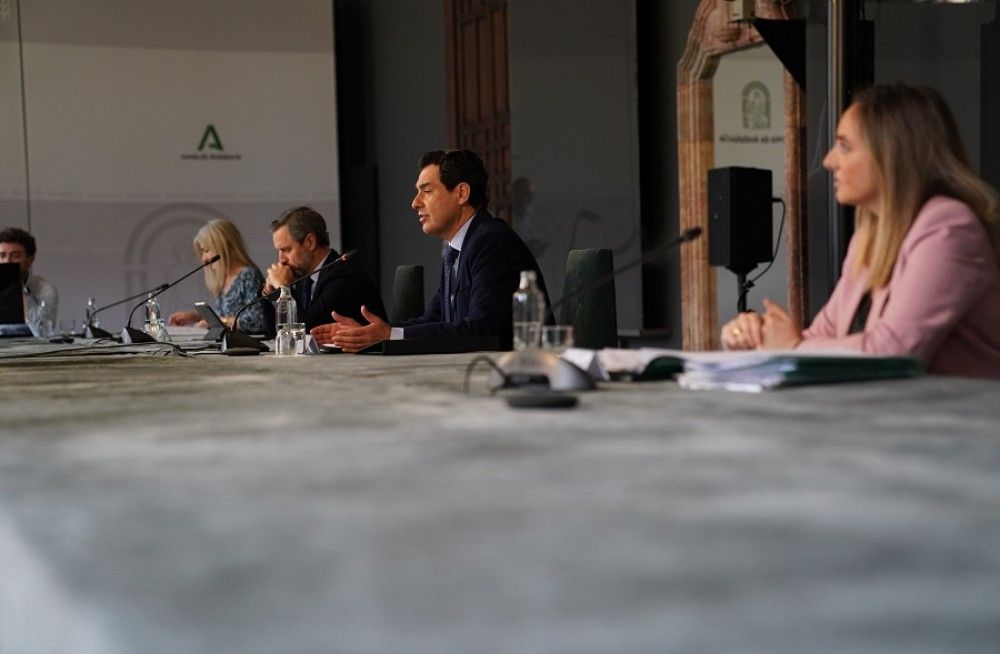 El presidente andaluz considera que la reactivación de la obra pública puede convertir a la construcción en un sector refugio ante la crisis por el coronavirus