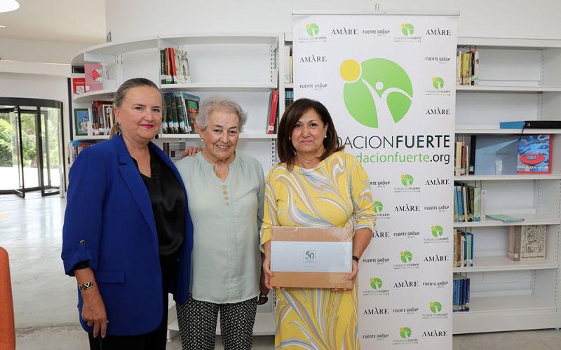 La Biblioteca Central Fernando Alcalá amplía su colección de publicaciones sobre la historia del turismo de la ciudad con el libro del 50 aniversario del Hotel El Fuerte