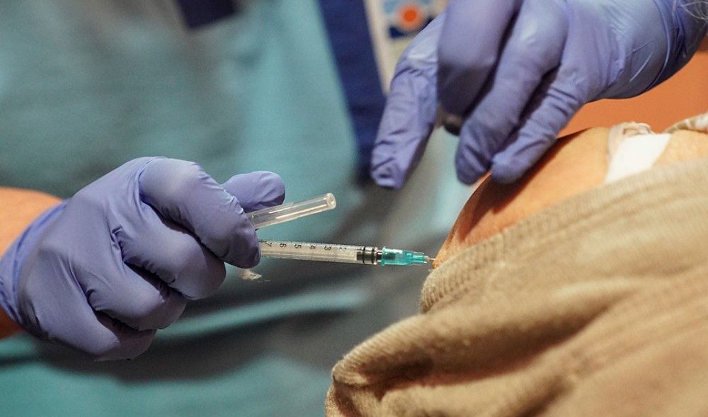 Andalucía ha administrado 607.936 vacunas Covid-19 y completa las dos dosis en 215.021 personas