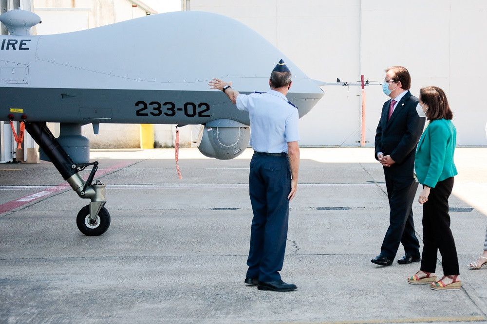 La ministra de Defensa visita el Ala 23 para conocer los nuevos drones MQ-9 Predator B