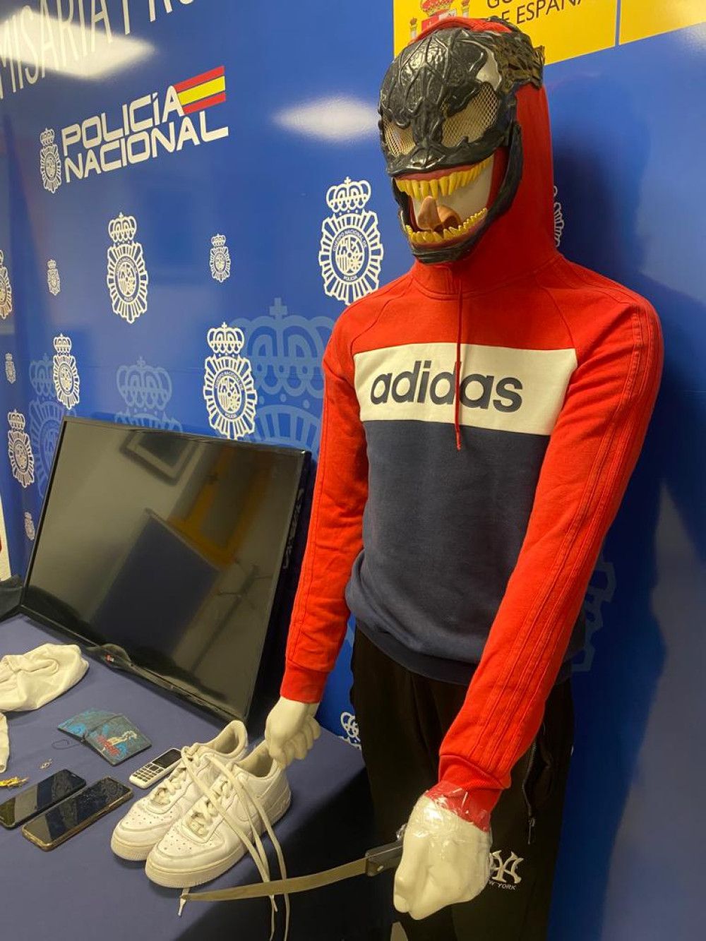 La Policía Nacional detiene a un hombre por la comisión de cuatro asaltos en casas habitadas ataviado con una careta de supervillano