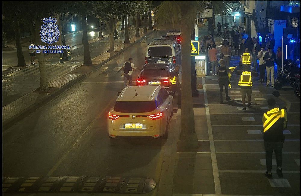 La Policía Nacional inspecciona dos locales de ocio en Puerto Banús y denuncia a una docena de personas por tenencia de estupefacientes
