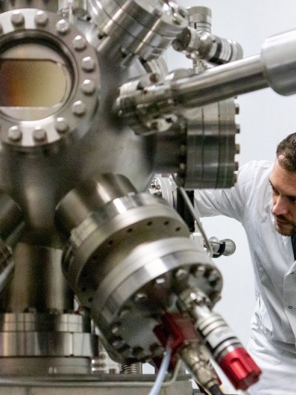 Un estudio liderado por el CSIC propone una nueva teoría para explicar la transparencia de los óxidos metálicos