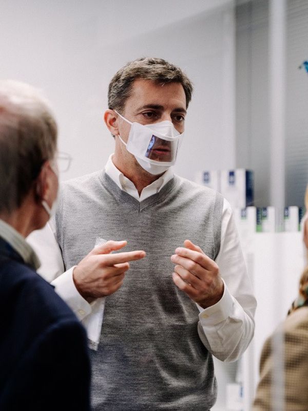 El CSIC y Bioinicia desarrollan la primera mascarilla higiénica de nanofibras transparente con filtro viricida