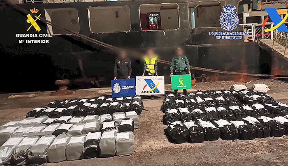 Interceptado un carguero con 4.500 kilos de cocaína al este de Canarias y detenidos sus 15 tripulantes