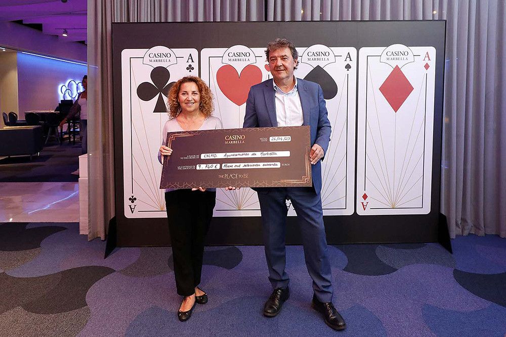 El Ayuntamiento recibe de Casino Marbella más de 9.700 euros de las fichas extraviadas en 2022, que destinará a los programas de ayuda social