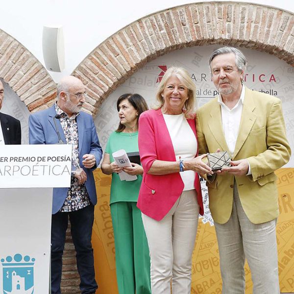 Felipe Benítez Reyes une para siempre su nombre al del Marpoética tras recibir el primer premio de poesía que promueve el festival de Marbella