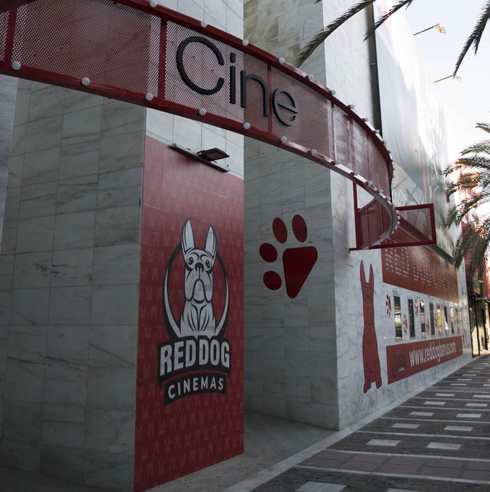 Red Dog Cinemas reanuda hoy su actividad tras cerrar ayer por un incendio en una terraza anexa al edificio