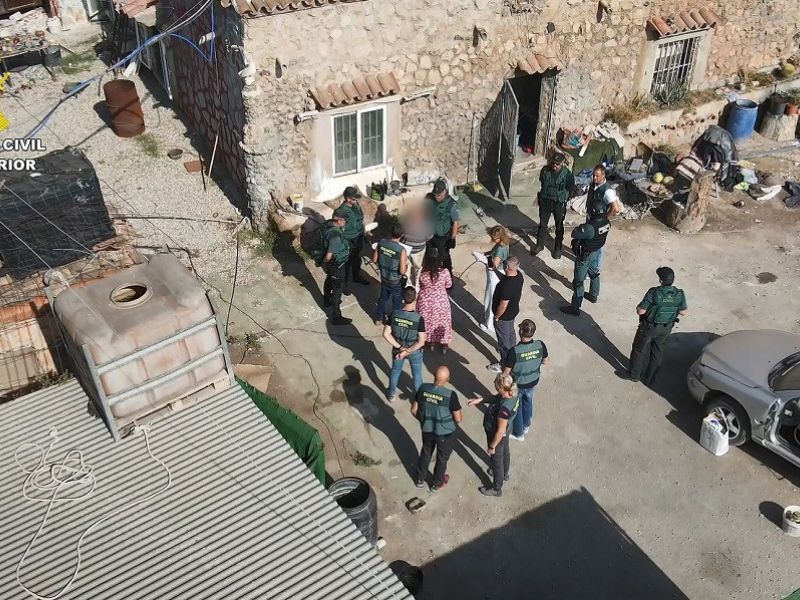 Detenida una persona que dejó heridos a dos guardias civiles cuando embistió con un todoterreno al vehículo oficial