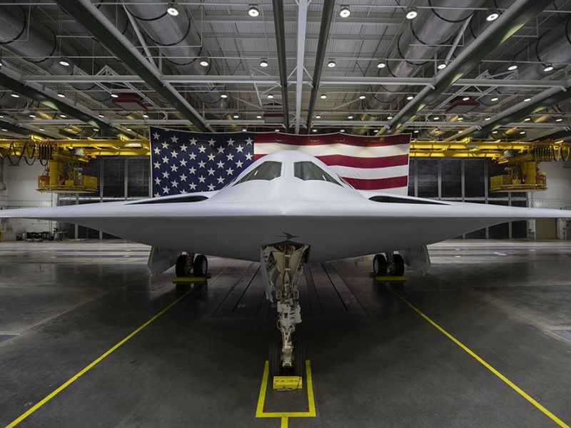 El bombardero estratégico B-21 Raider realiza su primer vuelo de prueba