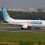 <p style="text-align: justify;">La investigación preliminar de la Fiscalía General de los Emiratos Árabes Unidos sobre el incidente ocurrido en el vuelo de Flydubai entre Dubái y Tel Aviv estableció que se trató de un intento de cometer un acto terrorista, informa la agencia estatal emiratí 'WAM'.</p>
 
<p style="text-align: justify;">El copiloto atacó al comandante de la aeronave con un hacha de emergencia e intentó hacerse con los controles del avión.</p>
<p style="text-align: justify;">La agencia oficial de noticias rusa Sputnik informa de que la investigación continúa con el objetivo de esclarecer las circunstancias de lo ocurrido, los motivos y las posibles conexiones relacionadas con el incidente. Los resultados se harán públicos una vez concluidos los procedimientos pertinentes, precisan.</p>
<p style="text-align: justify;">Además, según la prensa, de forma preliminar fue establecida la identidad del atacante. Se trata de un ciudadano omaní de 29 años, Hamam Hammami. El piloto confesó a los investigadores que planeaba estrellar el avión en Israel, informan los medios.&nbsp;Hamam Al Hammami, de 29 años, había sido considerado anteriormente un riesgo para la seguridad, según informaron altos funcionarios de inteligencia y de las fuerzas del orden, pero se le permitió seguir trabajando para Oman Air en 2024 y, posteriormente, de alguna manera, se le autorizó a volar para Flydubai.</p>
<p style="text-align: justify;">El informe también señala que se evitó una catástrofe cuando el capitán del vuelo, Smit Machchhar, se defendió y algunos pasajeros redujeron al atacante. El fontanero israelí Yaniv Hayoun, que viajaba a bordo, declaró que tiró de los controles para estabilizar el avión hasta que un tercer piloto tomó el mando. La aeronave aterrizó sin problemas en Arabia Saudita.</p>
<p style="text-align: justify;">El 30 de septiembre, un vuelo de Flydubai que cubría la ruta Dubái-Tel Aviv realizó un aterrizaje de emergencia en el aeropuerto de Tabuk, en Arabia Saudita, debido a un incidente de seguridad.</p>
<p style="text-align: justify;">El 1 de octubre, desde el Ministerio del Interior de Arabia Saudita confirmaron que el incidente se produjo a raíz de un ataque del copiloto contra el comandante de la aeronave, en el que ambos sufrieron lesiones de diversa gravedad. El organismo precisó que, tras mejorar su estado de salud, ambos pilotos partieron hacia Abu Dabi acompañados por agentes de seguridad de los EAU, mientras que los otros seis miembros de la tripulación ya habían regresado a Dubái sin inconvenientes, continúa informando Sputnik.</p>
<p style="text-align: justify;">Las autoridades de los EAU continúan investigando las causas y circunstancias de lo ocurrido, incluida la revisión de los aspectos operativos y de las medidas de seguridad.</p>