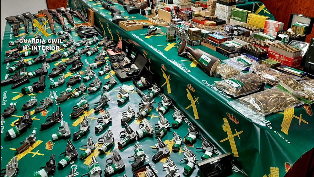 La Guardia Civil desarticula una organización dedicada al tráfico de armas y munición
