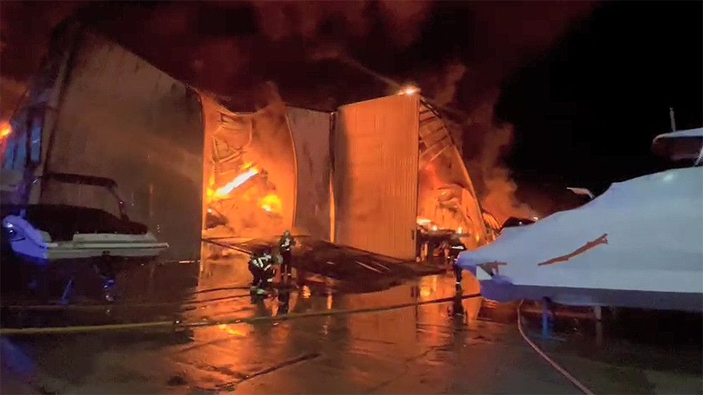 Controlado el incendio en una nave del puerto pesquero