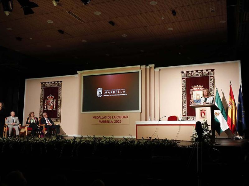 Entregadas las Medallas de la Ciudad a la Hermandad del Rocío, a la asociación CADI y al empresario Cristóbal Parra