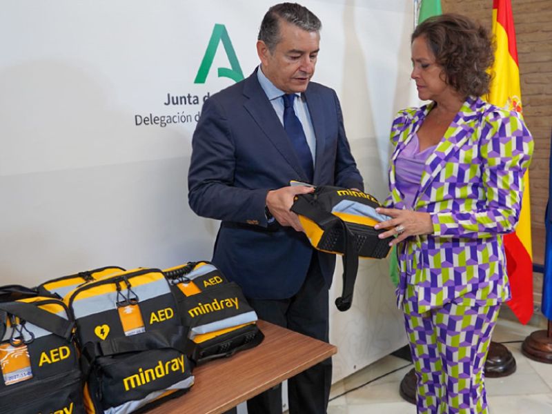 La Junta entrega desfibriladores y extintores para una Romería del Rocío segura
