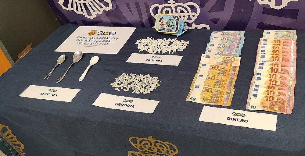 La Policía Nacional erradica en Vélez-Málaga un punto de venta de drogas en una tienda de comestibles y golosinas