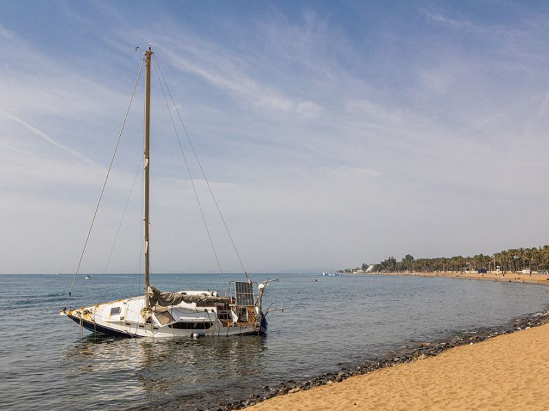 El Ayuntamiento realizará la próxima semana la retirada del velero encallado en la playa de San Pedro Alcántara e iniciará las labores para su desguace