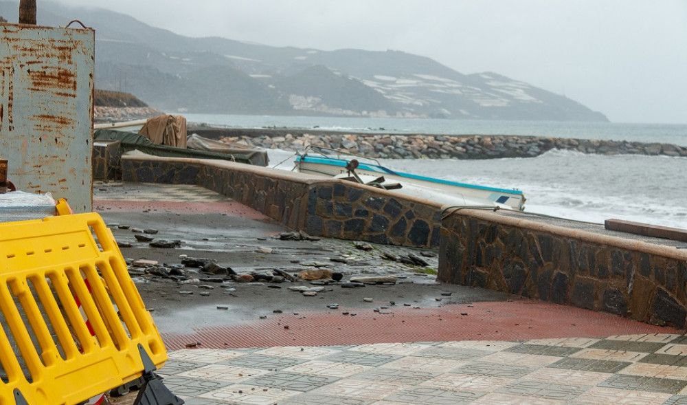 El temporal de lluvia, viento y nieve provoca daños en el litoral andaluz