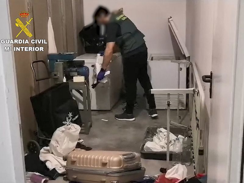 La Guardia Civil detiene a dos individuos dedicados al transporte y ocultación de hachís en  un trastero en Alhaurín el Grande