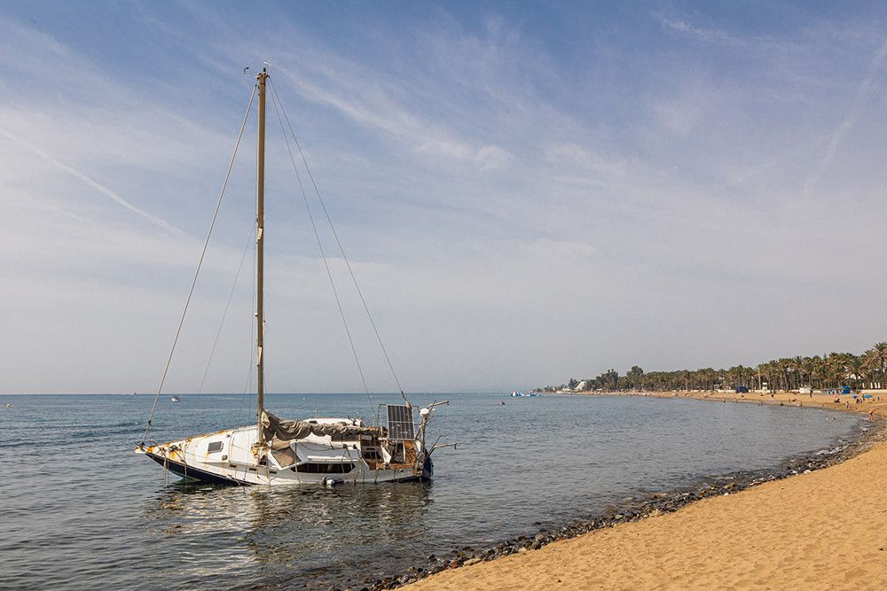 El Ayuntamiento realizará la próxima semana la retirada del velero encallado en la playa de San Pedro Alcántara e iniciará las labores para su desguace