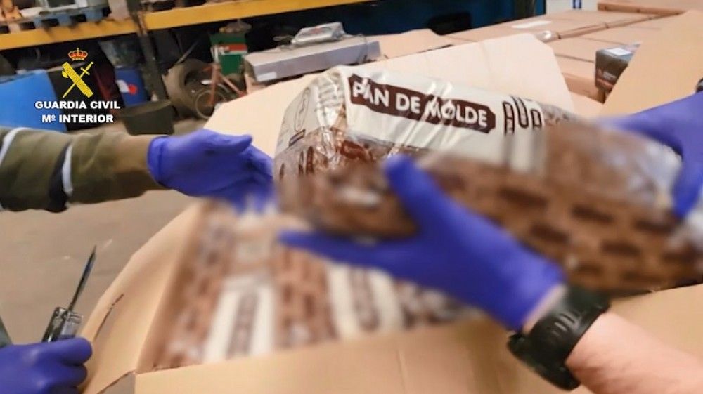 La Guardia Civil detiene a una persona que distribuía tabaco de contrabando camuflado en envases de pan de molde