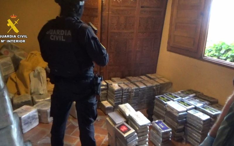 La Guardia Civil incauta casi tres toneladas de cocaína y cuatro fusiles de asalto ocultos en una casa rural en Guadalajara