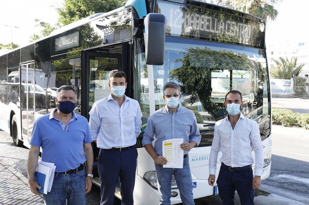 El Ayuntamiento ha reforzado este verano las líneas de autobús 12 y 13 de Nueva Andalucía y San Pedro Alcántara, que han transportado a más de 74.000 personas en su primer mes como municipales