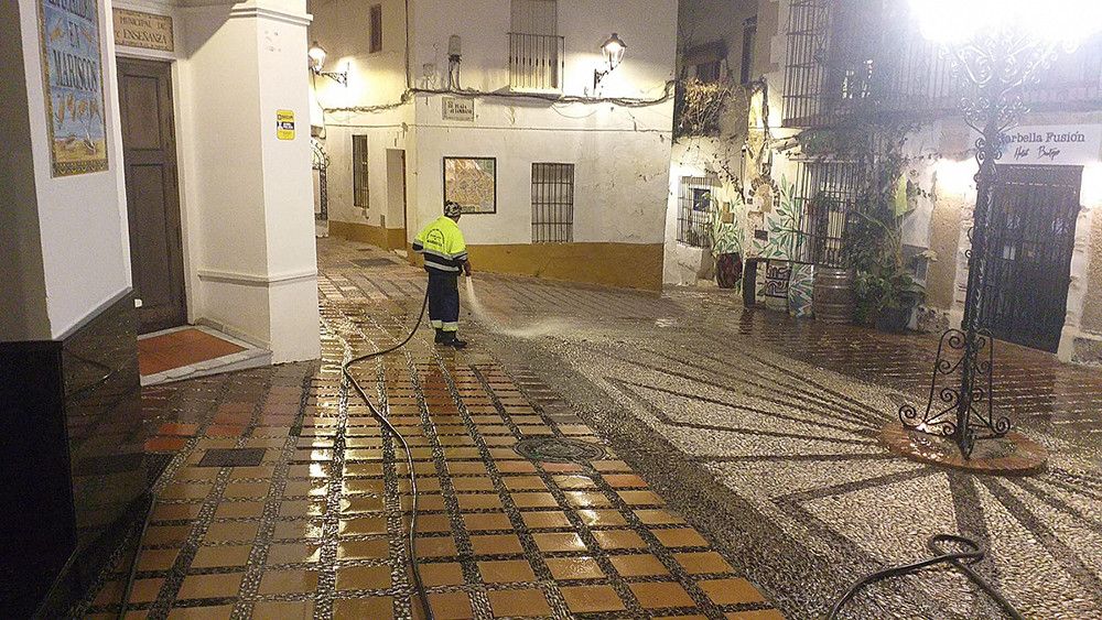 El Ayuntamiento pone en marcha un dispositivo especial de limpieza con motivo de la Semana Santa para retirar de las calles la cera de los desfiles procesionales