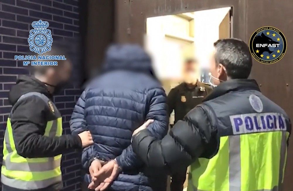 La Policía Nacional detiene en Barcelona a dos peligrosos fugitivos buscados en Suecia y la República Checa