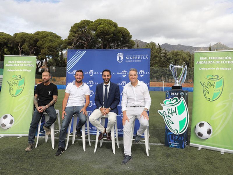 El Ayuntamiento alcanza un acuerdo con la Real Federación Andaluza de Fútbol para gestionar de forma conjunta la liga local, que dará comienzo el próximo día 27 con la participación de más de 2.000 jugadores
