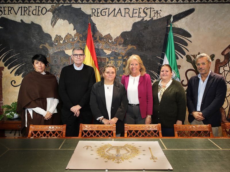 La Hermandad de la Virgen del Carmen presenta a la alcaldesa el diseño de la nueva diadema de la patrona de Marbella con motivo de su coronación canónica