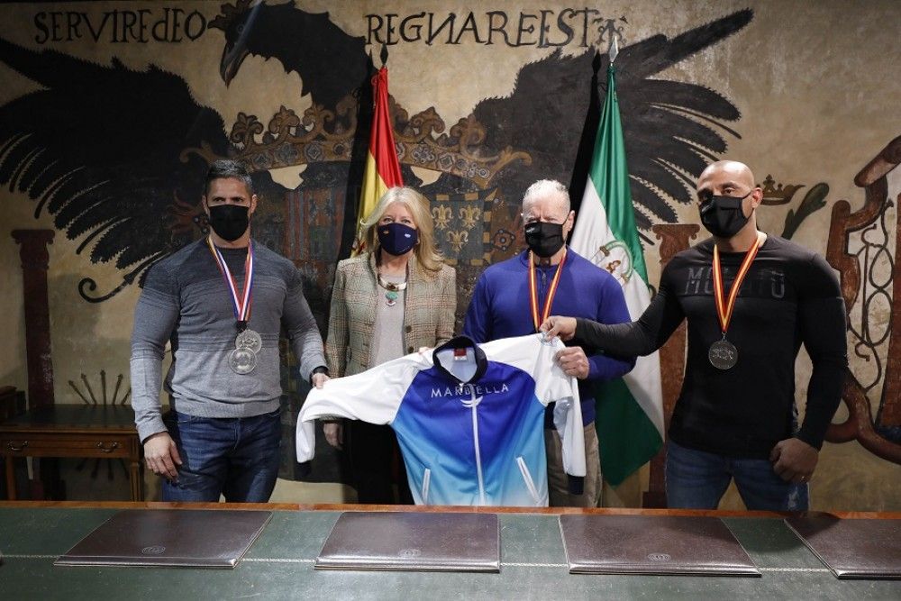 La alcaldesa recibe a los fisioculturistas Rafael Vera, Ricardo Vera y Andrés Moreno