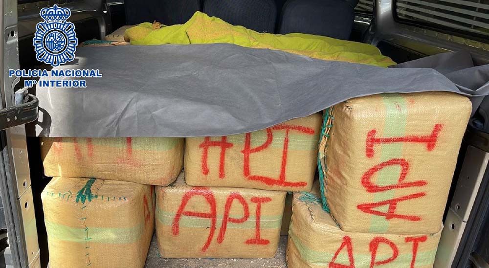 La Policía Nacional detiene al conductor de una furgoneta de pasajeros que transportaba 27 fardos de hachís