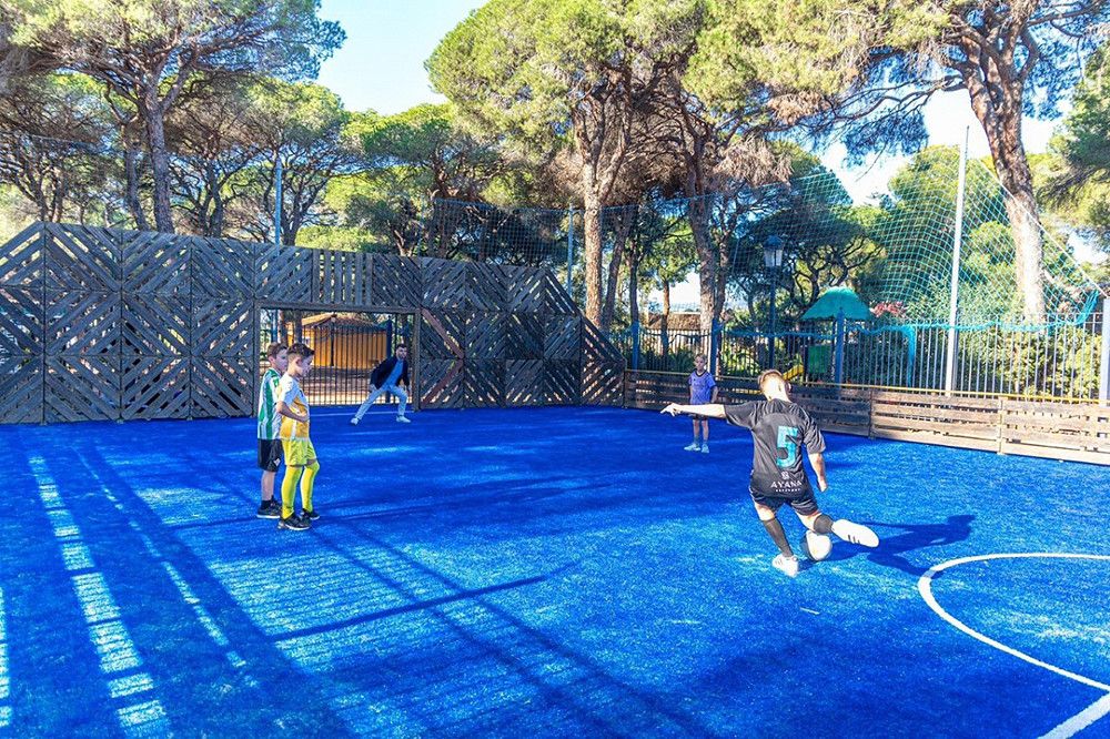 El Ayuntamiento culmina la remodelación de la pista de fútbol 5 del parque Vigil de Quiñones, que estrena césped artificial de altas prestaciones