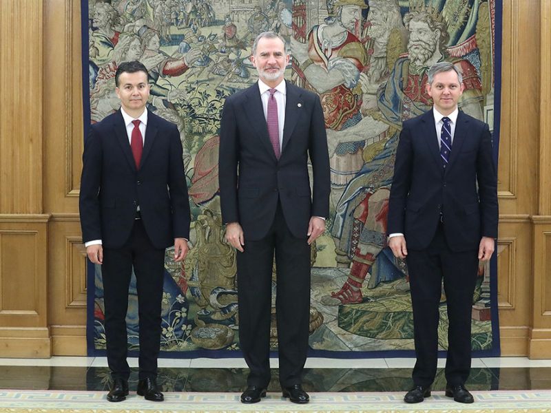 Prometen sus cargos ante el rey los nuevos ministros de Industria y de Sanidad