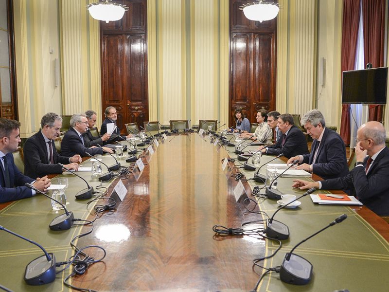 Reunion del ministro de Agricultura con el sector de los frutos rojos para calmar los ánimos por la campaña contra la fresa de Huelva en Alemania