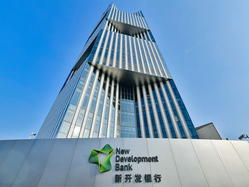 Los BRICS quieren utilizar su banco para empezar un proceso de "desdolarización"