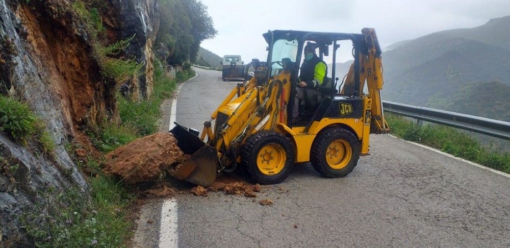 Las fuertes lluvias provocan desprendimientos en carreteras e incidencias en municipios de la provincia