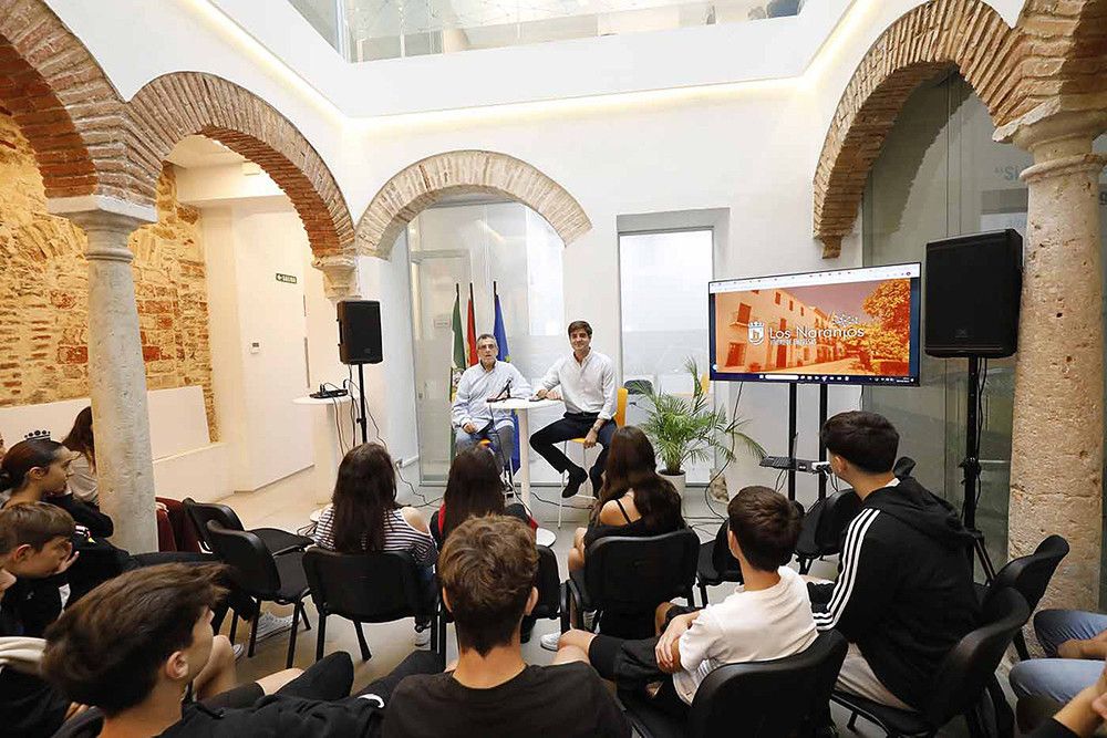 El Ayuntamiento y Andalucía Emprende abren las puertas del Vivero de Empresas a 152 estudiantes de institutos locales para darles a conocer los recursos de este espacio para impulsar proyectos de negocios