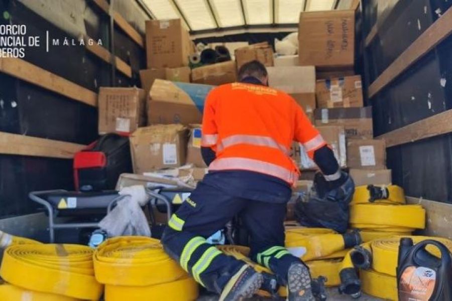 Los bomberos del Consorcio Provincial entregan 3.000 kilos de material técnico de emergencias a sus compañeros ucranianos