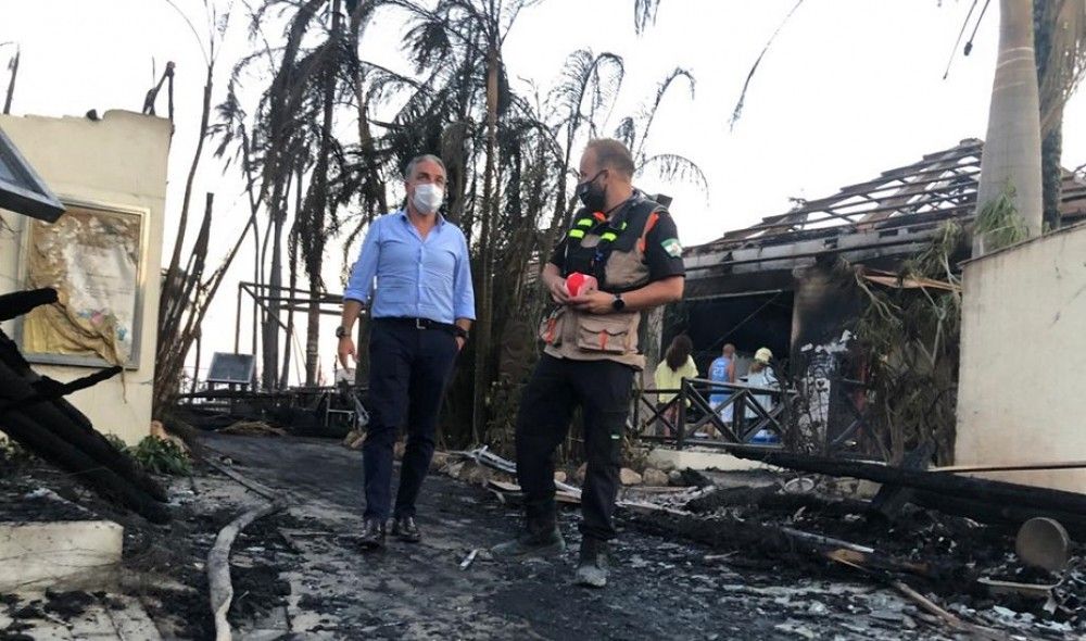 Controlado en la tarde de ayer el incendio que ha destruido el centro comercial Laguna Village de Estepona