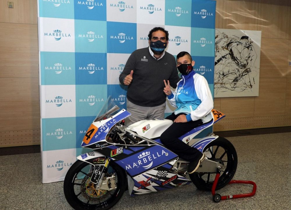 El Ayuntamiento entrega al joven piloto Jesús Ríos una nueva motocicleta bajo el patrocinio de Marca Marbella