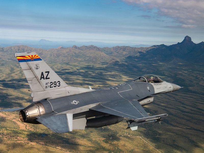 Militares ucranianos comenzarán a entrenarse en octubre en Estados Unidos para pilotar los F-16