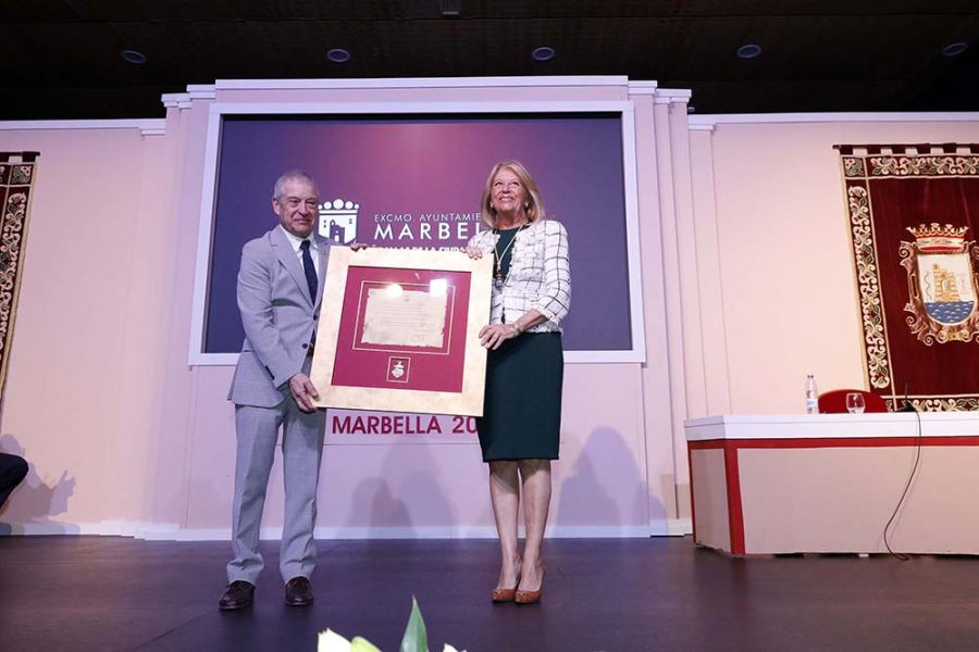 Entregadas las Medallas de la Ciudad a la Hermandad del Rocío, a la asociación CADI y al empresario Cristóbal Parra